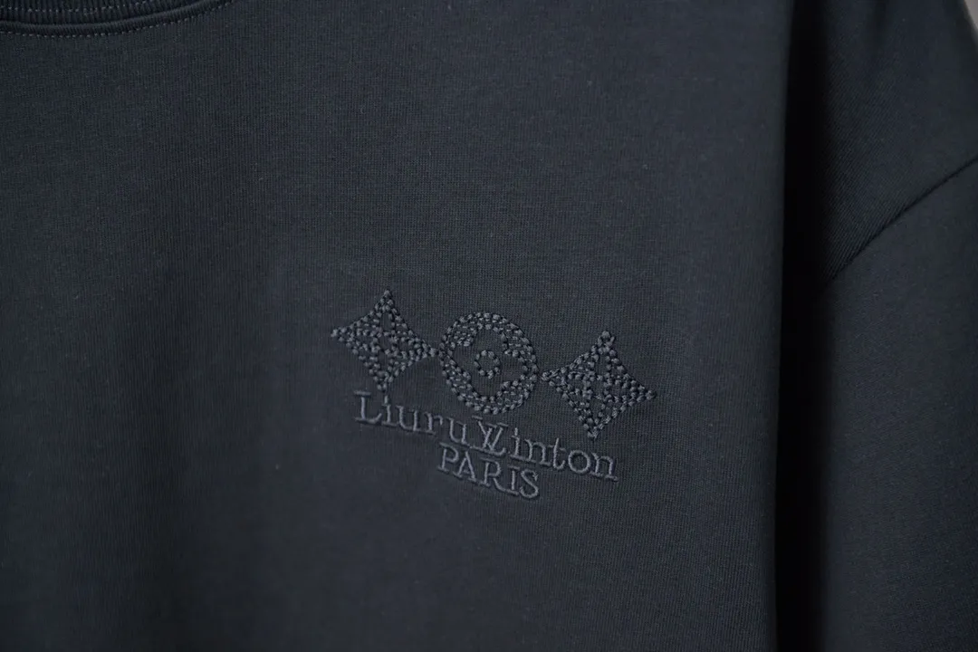 🅿️180 1V 25SS early spring new style embroidered LV letter short sleeves light luxury essential item for daily commuting for men and women Correct version Welcome to compare Detailed features · 320g 100% pure cotton double yarn jersey fabric · Special thickened 32 pieces of double-strand 1X1 thread in the same vat · Imported Tajima machine hollow show embroidered LV letter technology · Double needle stitching and cross-stitch technology · Original main mark, washable tag, brand moisture-proof paper packaging Color: black/white Size: S/M/L/XL